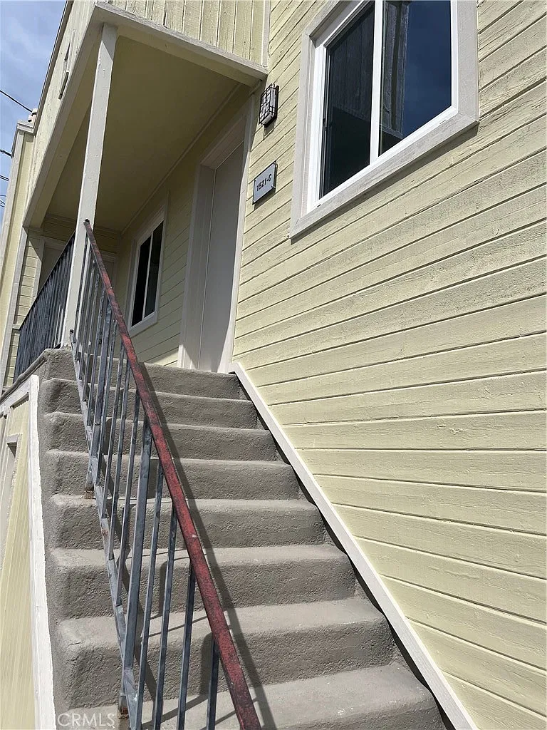 3 bed, 1200 sqft, $3,840 — Photo 2