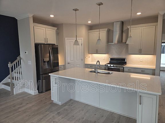 5th image of 1022 Stoneleigh Ln