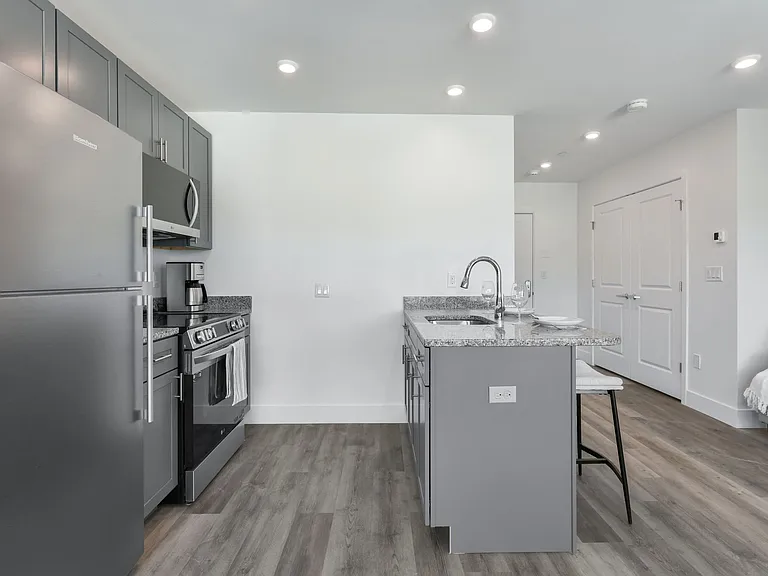 585 ESSEX STREET — Photo 7