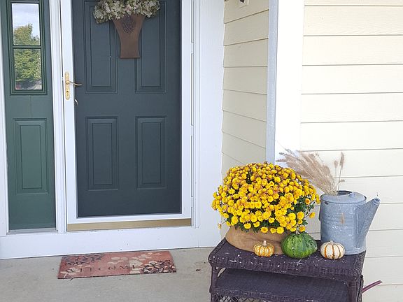 Porch w/rm for seating