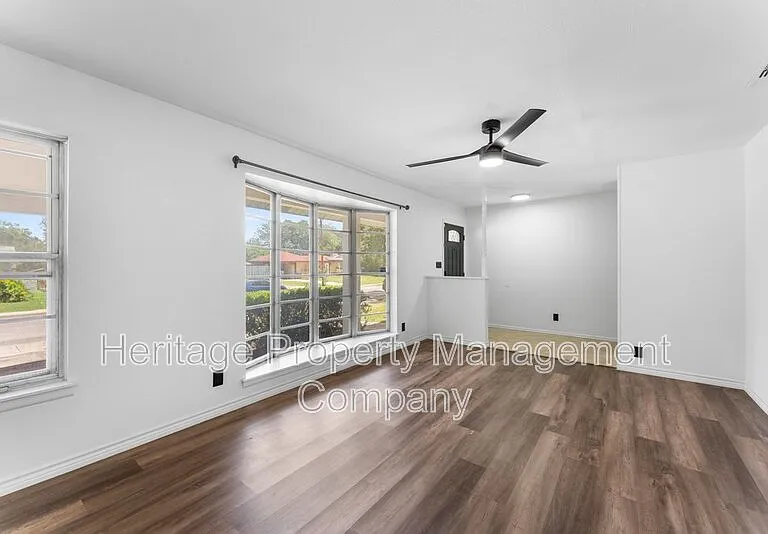 3614 Versailles Dr — Photo 6