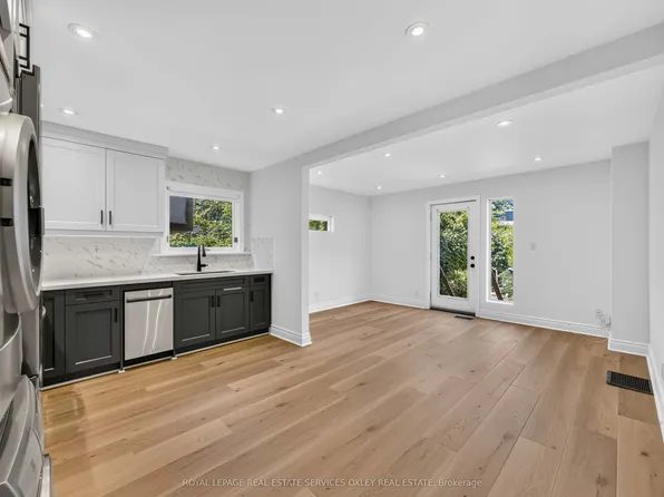 20 Alcina Ave, Toronto, ON M6G 2E8