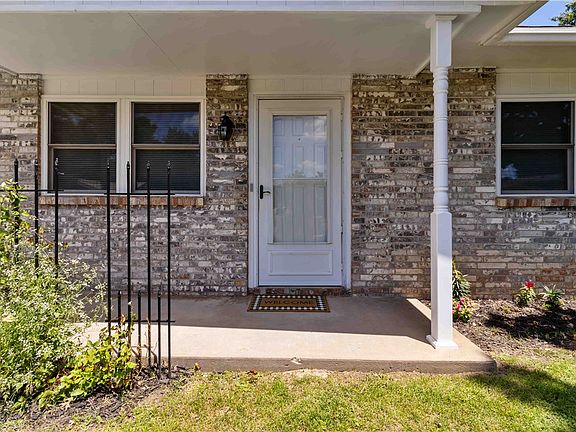 2nd image of 703 Thomas Blvd