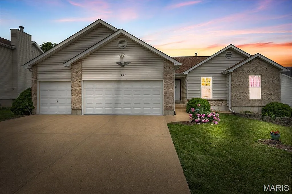 1421 N Woods Dr photo 1