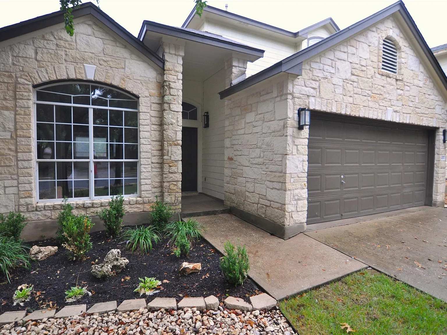 3 bed, 2.5 bath, 2044 sqft, $2,200 — Photo 2