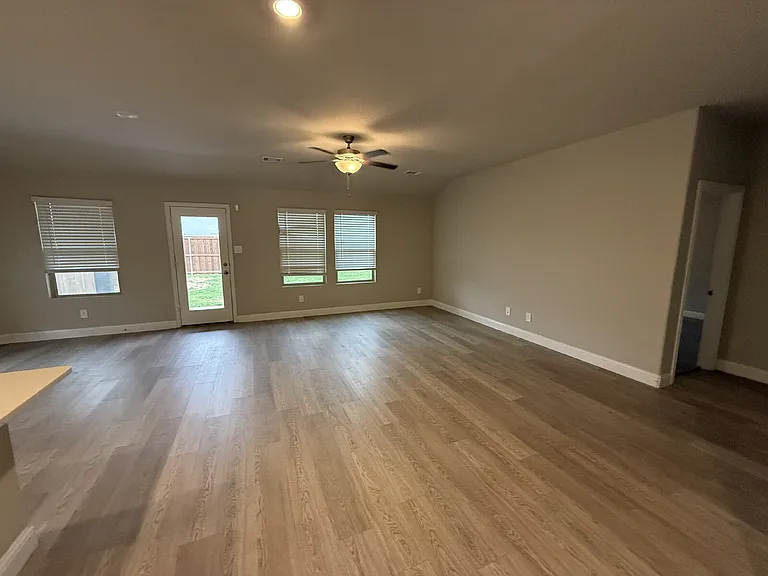 702 Williams Way — Photo 3
