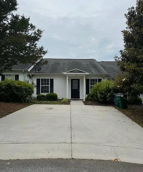 133 Hillsborough Ln — Photo 2