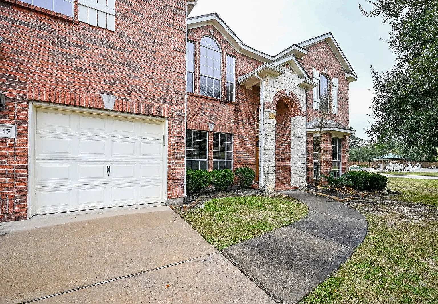 5 bed, 3.5 bath, 3796 sqft, $2,700 — Photo 2