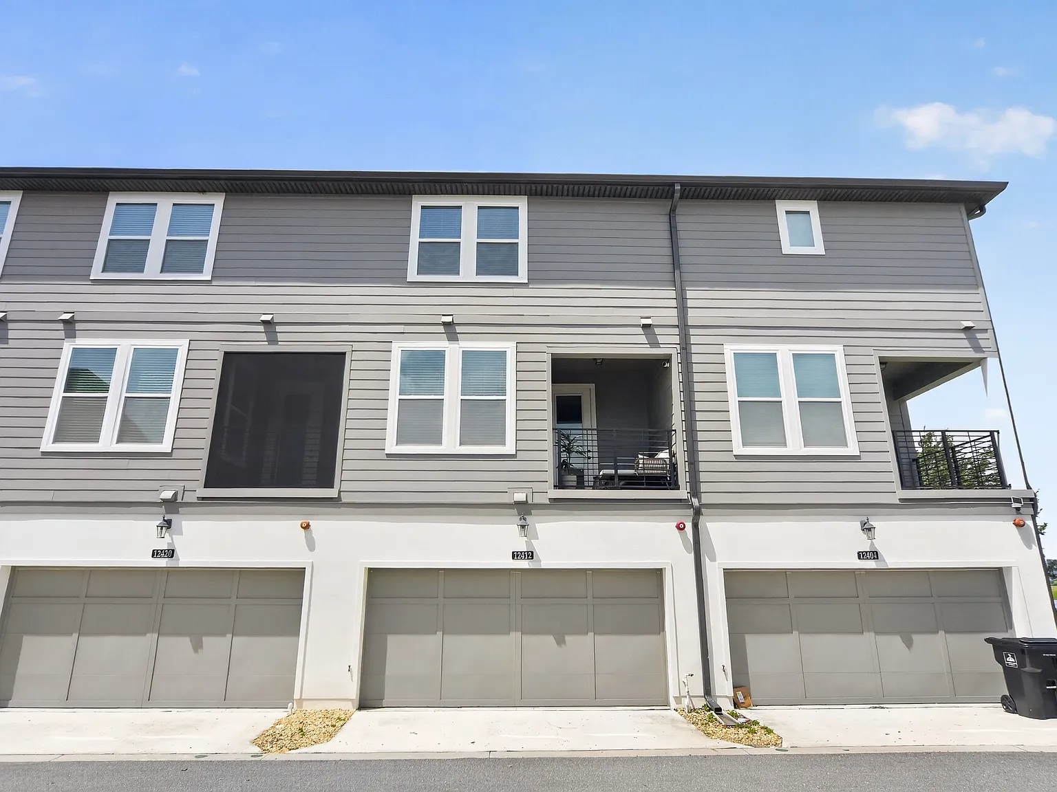 3 bed, 3.5 bath, 2037 sqft, $3,500 — Photo 2