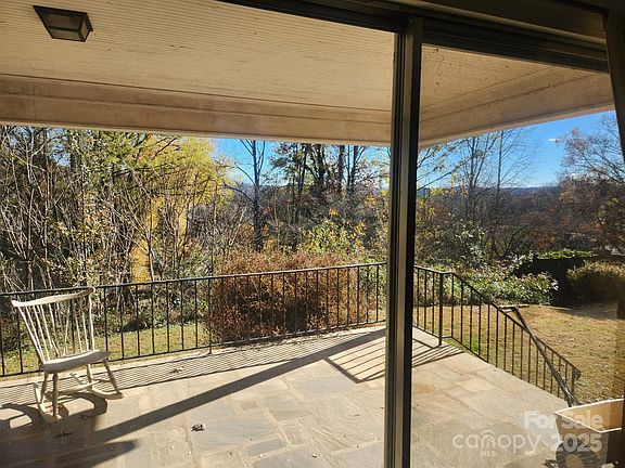 4th image of 214 Robinwood Cir NE