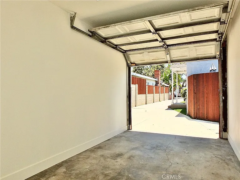 61 W Louise St #A — Photo 22