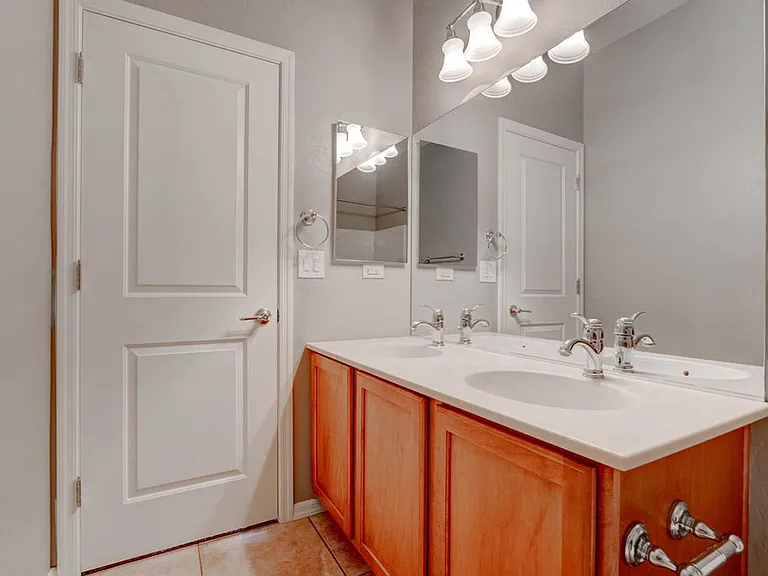 2589 Chateau Clermont St — Photo 48