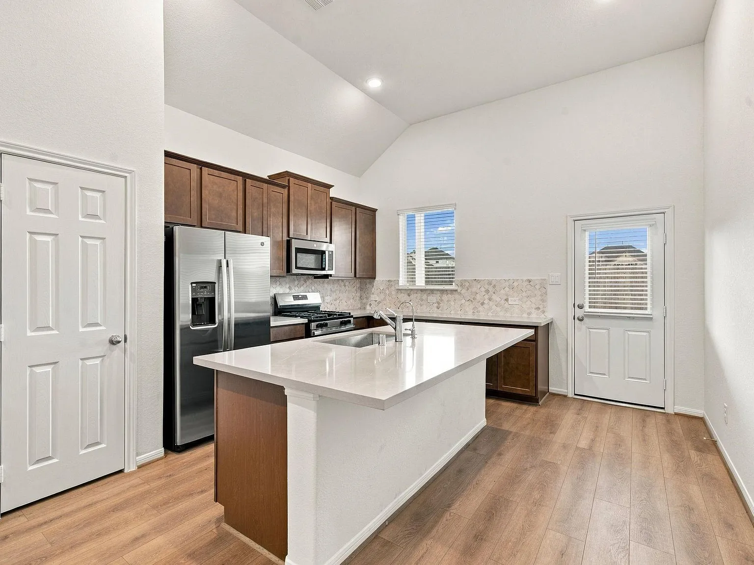 3 bed, 2.0 bath, 1472 sqft, $2,100 — Photo 4