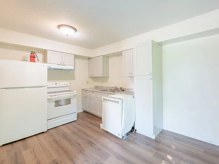 6124 73rd Ave N — Photo 2