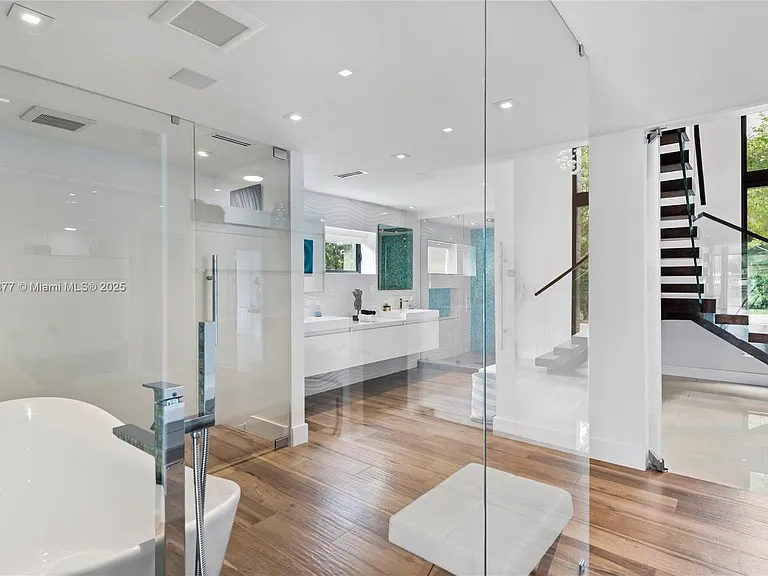 1025 Diplomat Pkwy — Photo 39