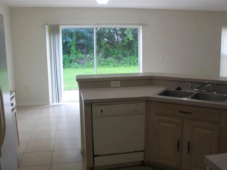 215 Owenshire Cir — Photo 8