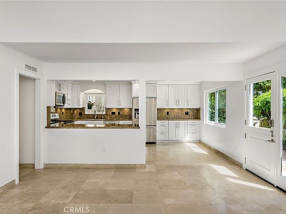 3rd image of 915 Miramar St