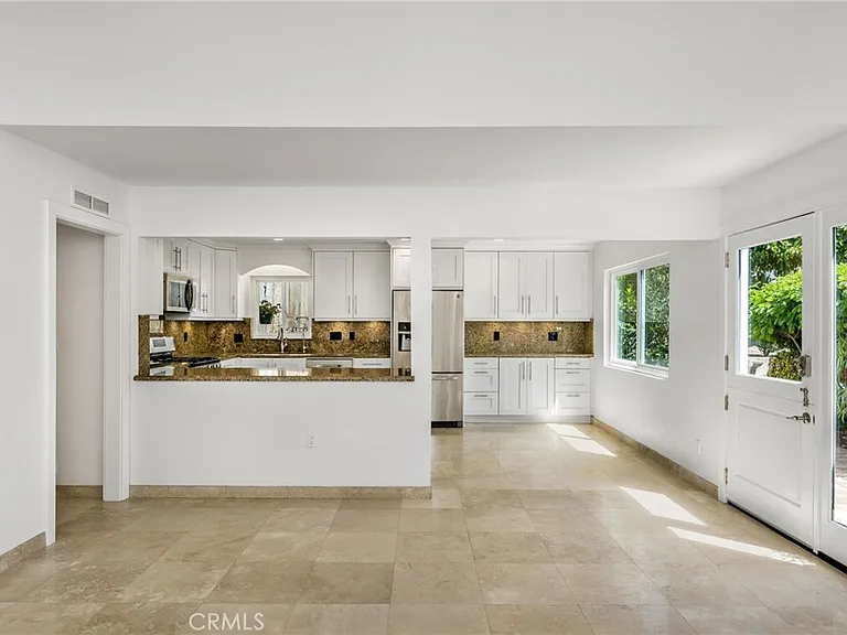 915 Miramar St — Photo 3