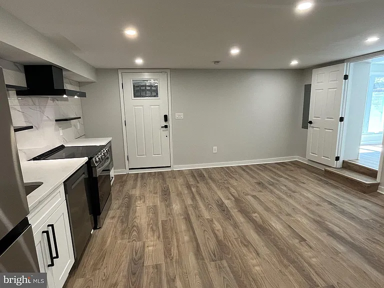 327 Whittier St NW #B — Photo 11