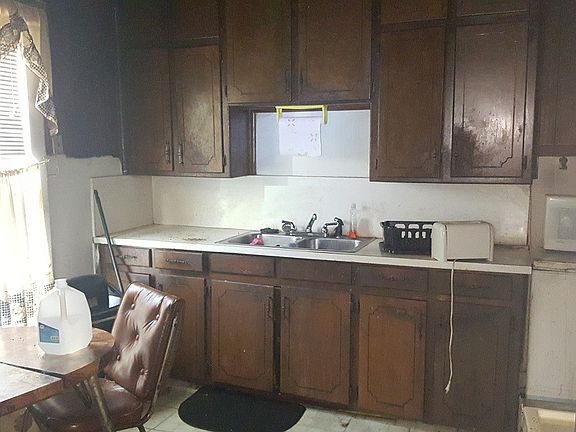 4th image of 1301 E Davis Ave