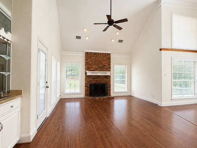 810 Pearl Dr — Photo 12