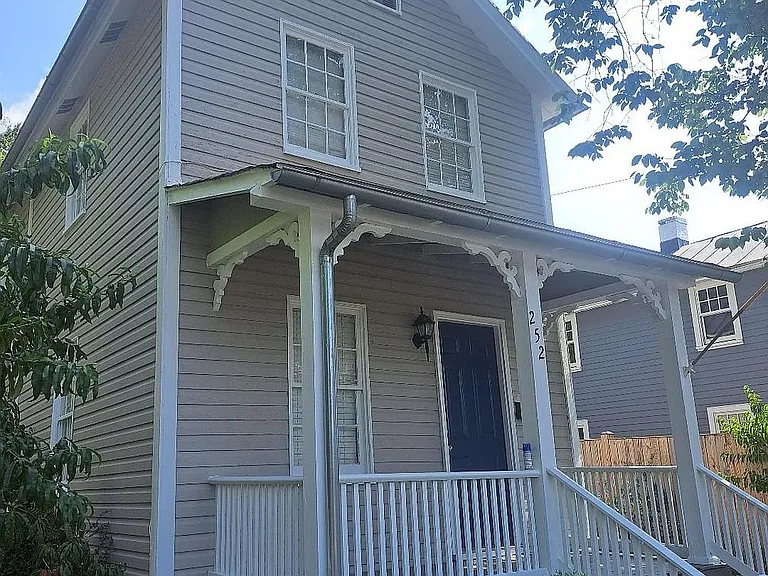 252 Loudoun St SW — Photo 1
