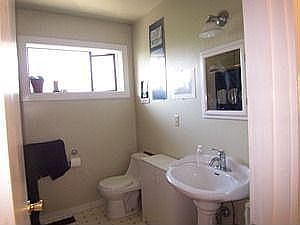 large upper bath w/tub