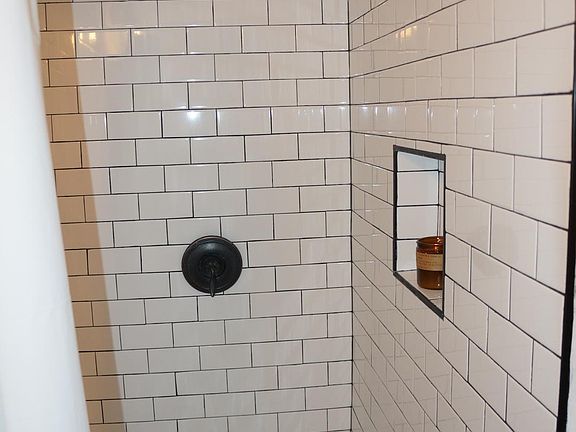 4th image of 2921 Gleneden St