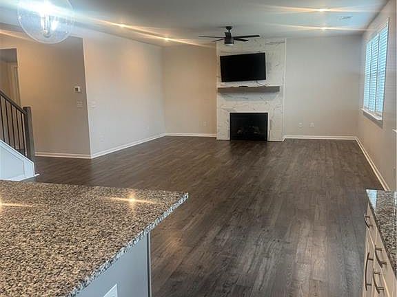 4th image of 719 Saffron Blvd