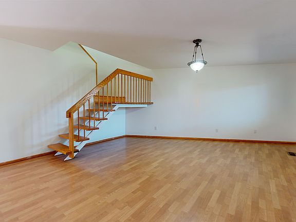 2nd image of 556 Sanderling Ct #556