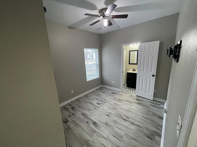 2302 W 4th St — Photo 11