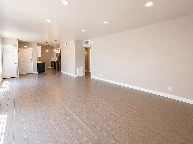 102 W Maryland Ave #C1 — Photo 4