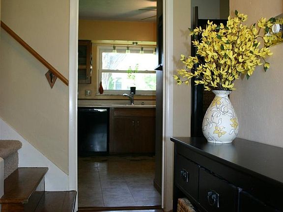 3rd image of 830 Lovetta Dr