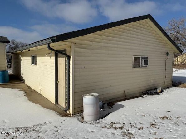 409 Elm St, Henry, SD 57243
