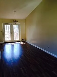 435 Park Ridge Cir — Photo 3