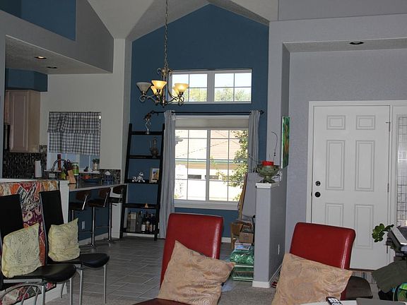 dining area/entry