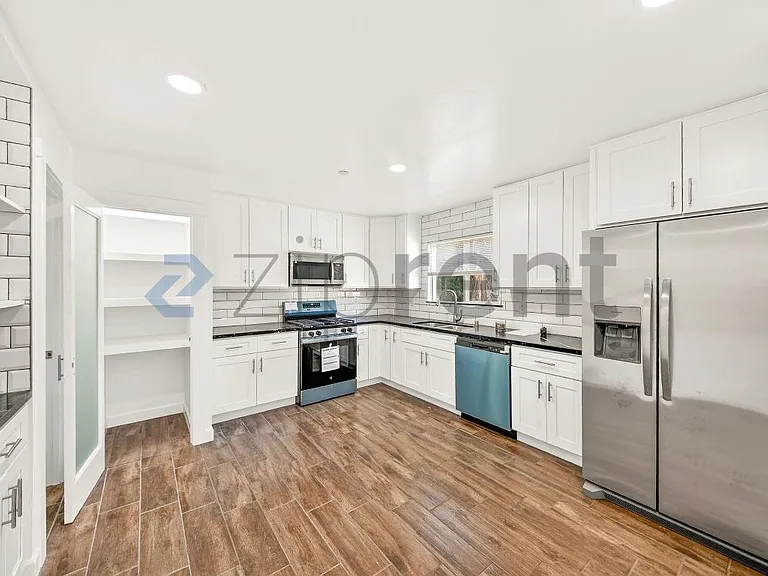 1421 Astoria Pl #1 — Photo 4