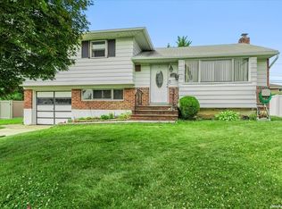 10 Alma Ln, Plainview, NY 11803