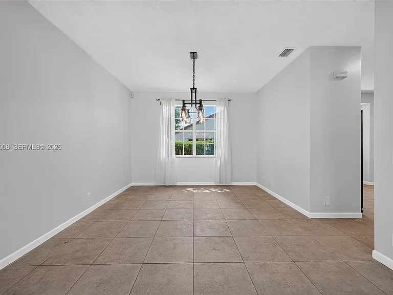 498 Cambridge Ln — Photo 8