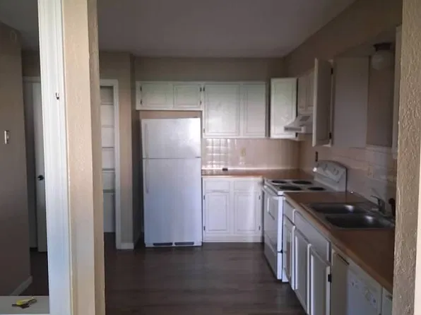 1270 N Petzold Dr APT B, Olathe, KS 66061