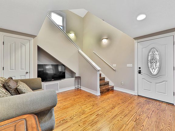 5th image of 127 De Haven St