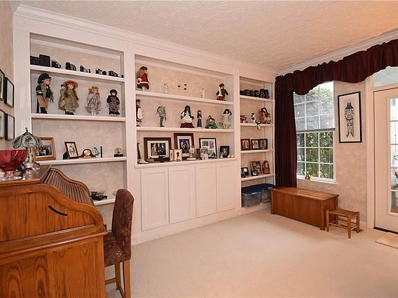 5th image of 33152 Fairport Dr