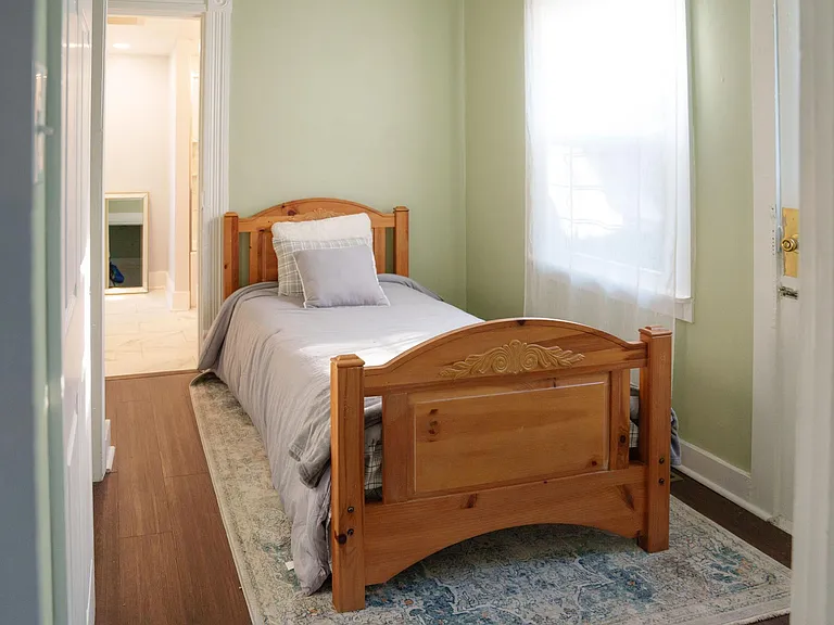 326 Blackburn Ave — Photo 9