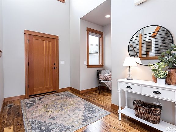 Expansive entry with alcove