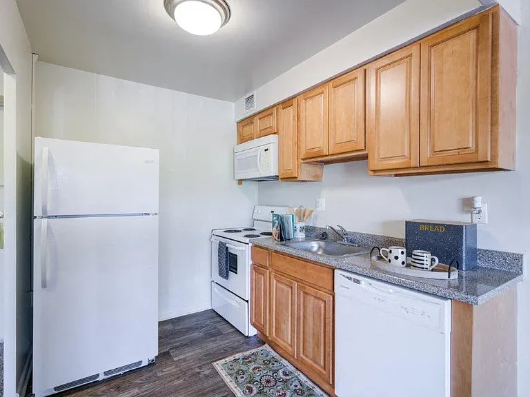 Lexington House Apartment Homes — Photo 3