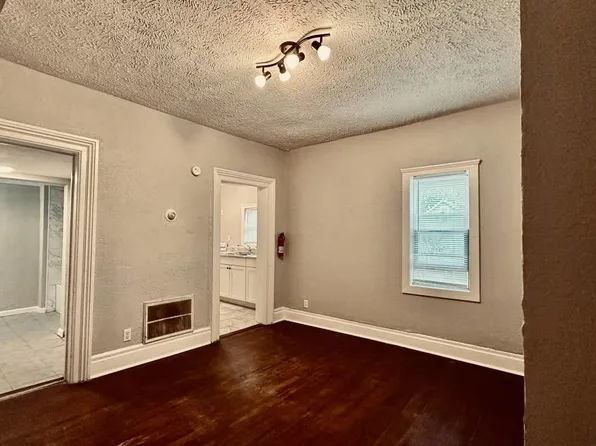 305 S 1st St, Jackson, MI 49201