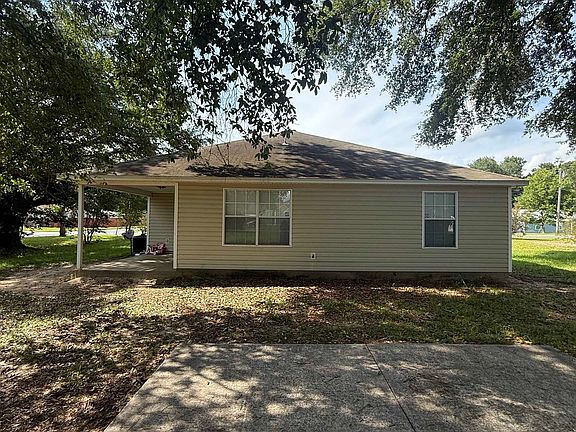 4th image of 831 Arlington Cir
