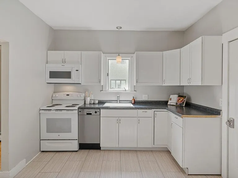 109 Woodford St — Photo 7