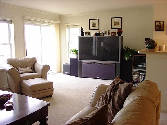 4 Living Room with Doors to Deck