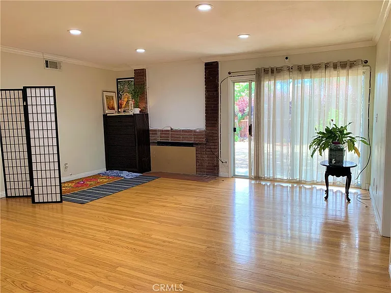 1638 Grove Pl — Photo 2